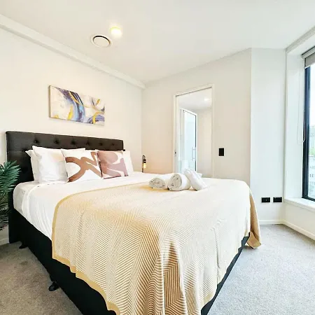 One-Bed Urban Escape With Pool Gym & Sauna